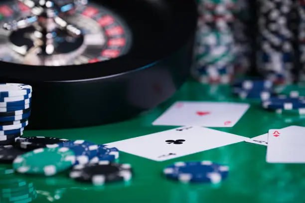 Live dealer speaking to players on kantorbola77